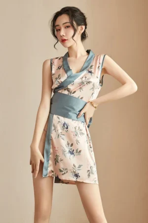 Alt text：Floral pink short kimono nightwear with satin blue trim