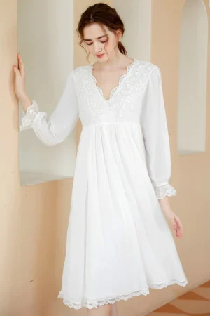 Alt Text： White embroidered sexy satin nightgown bulk with delicate floral lace