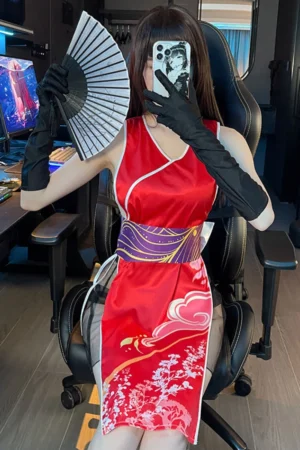 Alt text：wholesale kimono wrap nightdress in vibrant red with traditional fan accessory
