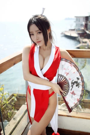 Alt Text：Wholesale lace kimono lingerie in red and white design, outdoor photo with fan
