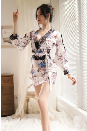 Alt Text：wholesale oriental kimono lingerie with deep V neckline and floral design