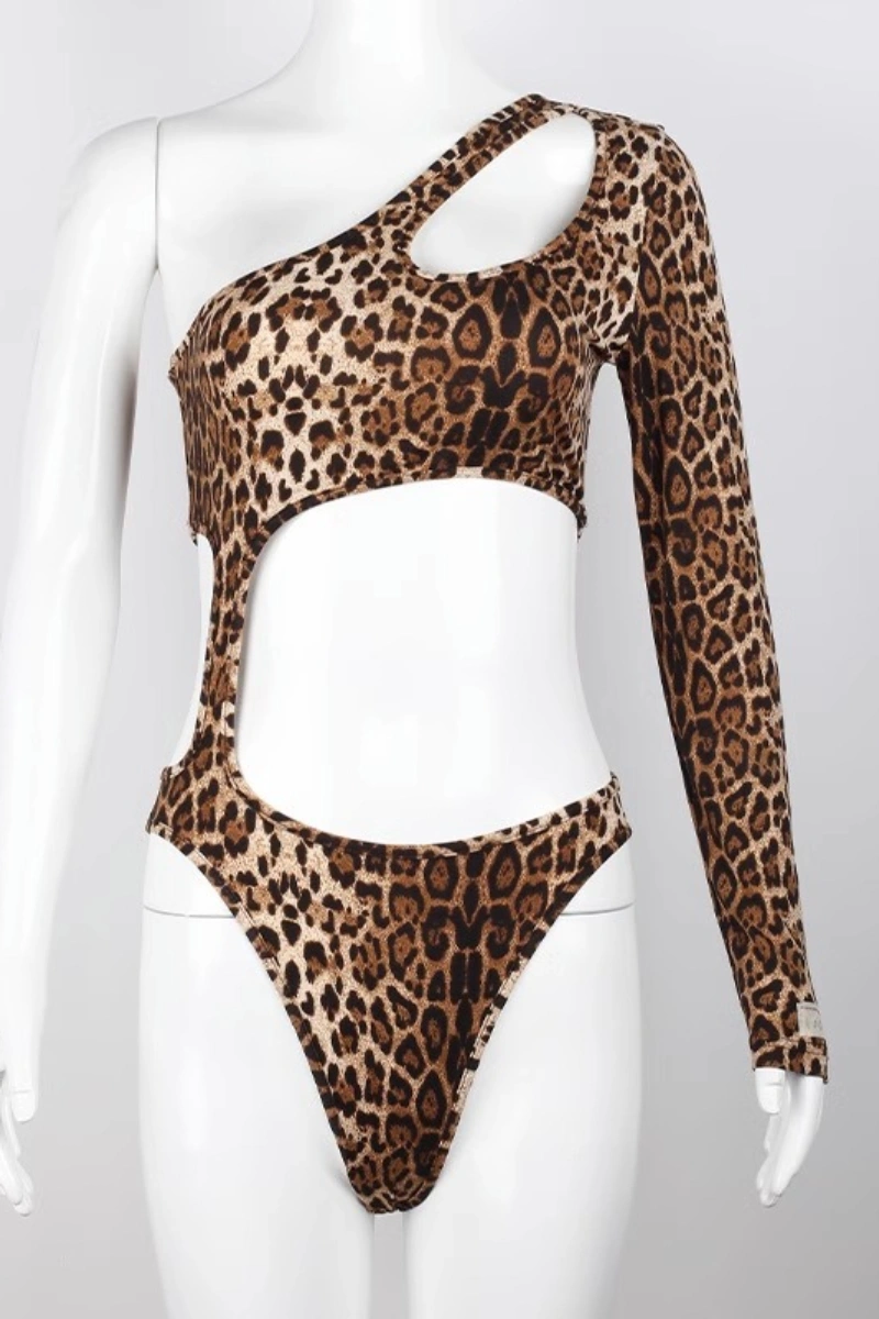 Alt Text: Wholesale leopard print lingerie for bedroom with sexy one-shoulder long sleeve cutout design