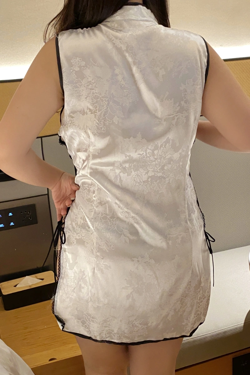Sexy qipao lingerie in white satin, backless cut with floral jacquard patterns and black edge details.