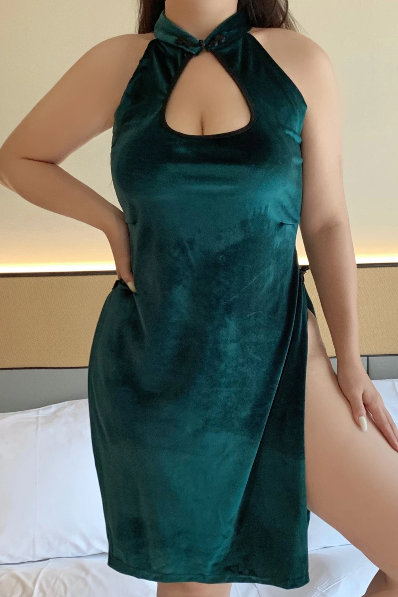 Front view of wholesale plus size cheongsam lingerie in emerald green velvet with halter neck and high slit.