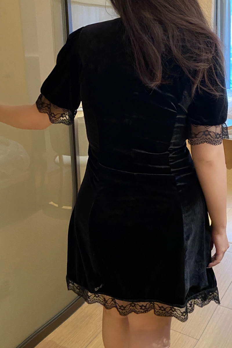 Alt：Rear design of OEM silk Lace Pajamas showing puff sleeves and lace