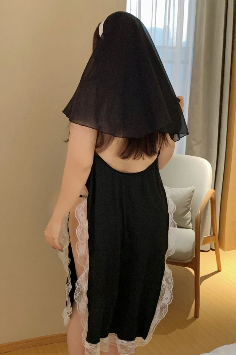 Alt Text：Custom lace trim pajamas with backless design and white lace details