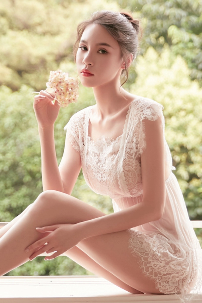 White lace bulk Pajamas lace nightdress with feminine cut and embroidered details