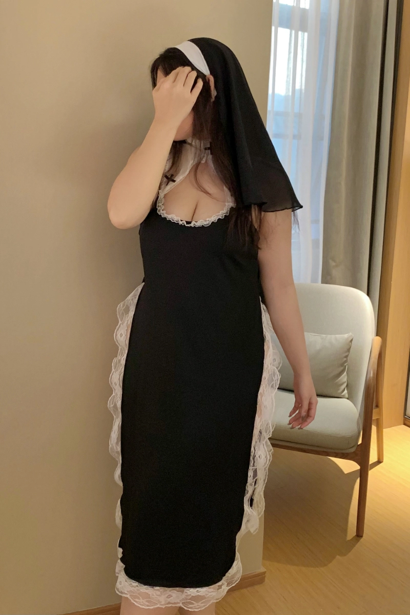 Alt Text：Custom lace trim pajamas featuring elegant black fabric with white lace trim