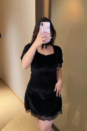 Alt：Woman wearing OEM silk Lace Pajamas in puff sleeve vintage style