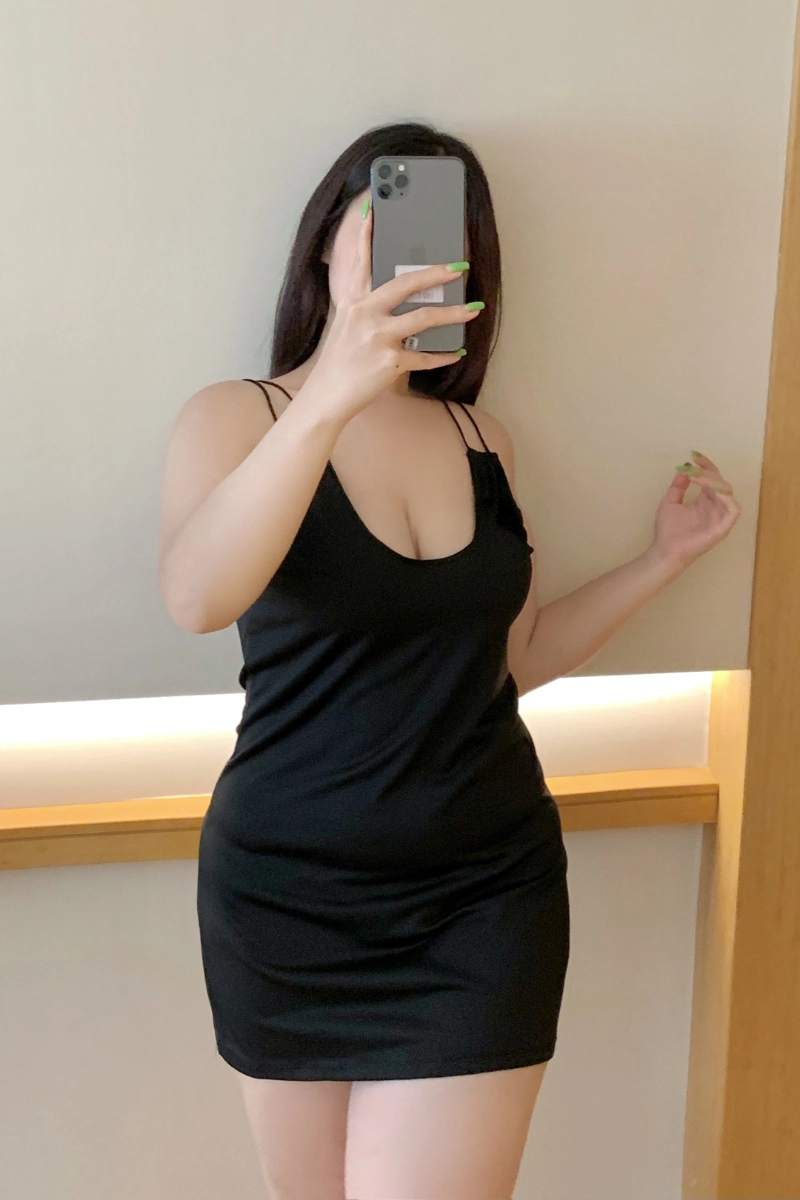 Woman in black wholesale lace chemise Pajamas posing in mirror