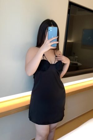Alt Text：custom Lace Pajamas for women in plus size design with a silky black body