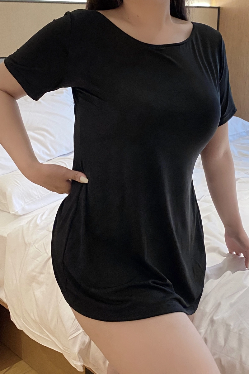 alt：Elegant private label silk Lace Pajamas with a soft short-sleeve front view