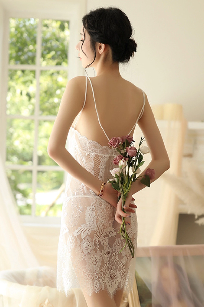Alt Text:Backless white bulk chantilly lace pajamas with floral lace