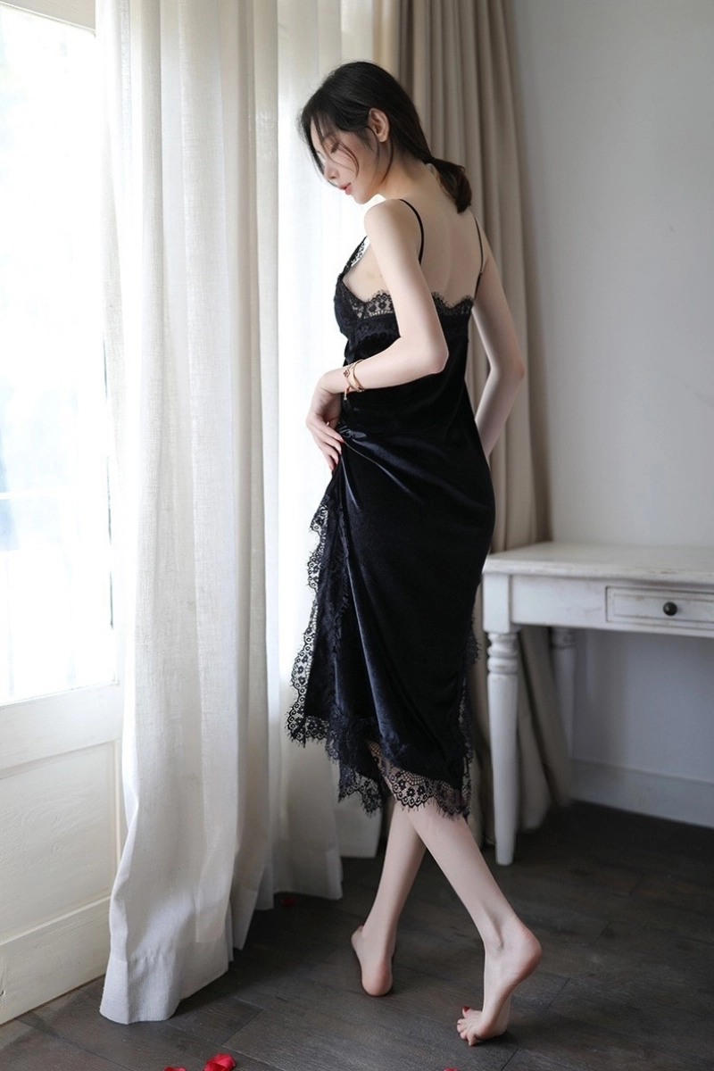 Alt Text：Back design of b2b chantilly lace pajamas in black with lace hem