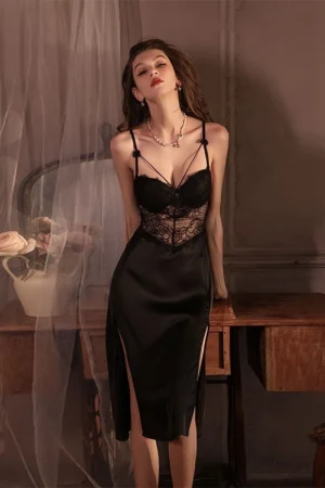 Alt Text：Black custom lace Pajamas silk nightgown featuring lace and side slit