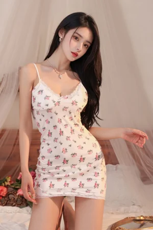 Alt Text：White bulk lace slip nightgown with pink floral pattern