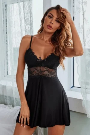 Alt：Elegant bulk long lace pajamas plus size in black with lace detail