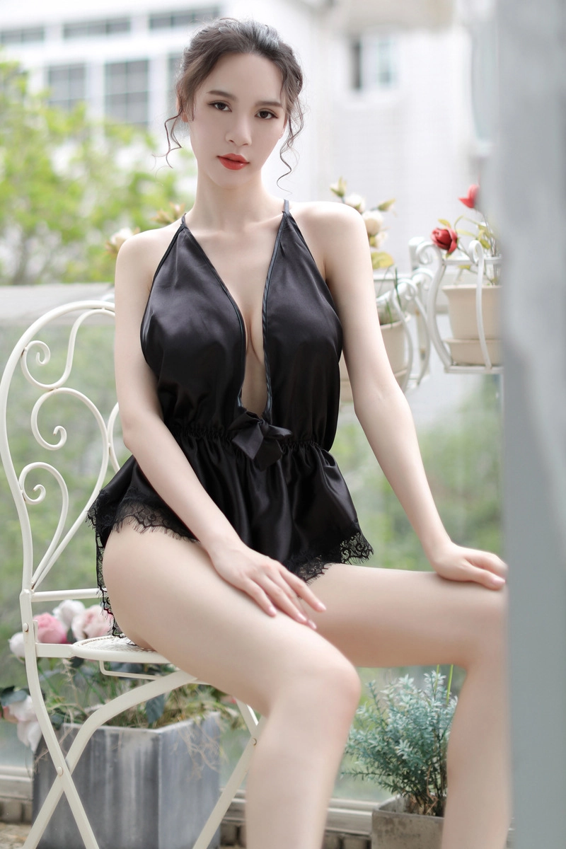 Alt Text：OEM vintage lace bodice pajamas with deep V-neckline and satin lace shorts