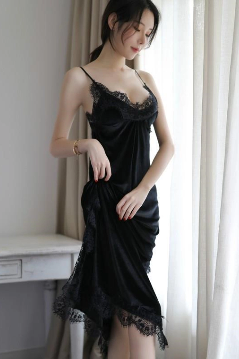 Alt Text：Model wearing black b2b chantilly lace pajamas nightdress with delicate lace trim
