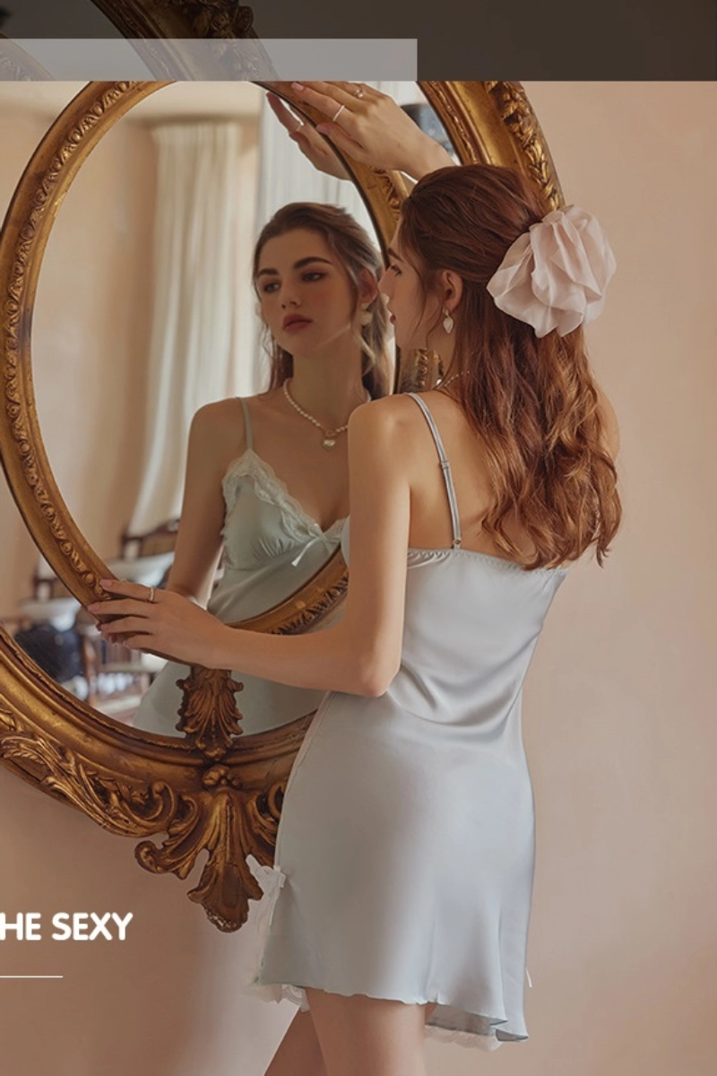 alt:Back view of light blue custom linen lace Pajamas