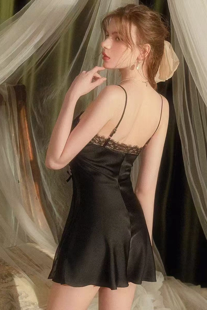 Alt：Backless OEM lace gauze pajamas in black satin