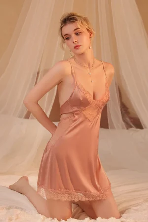 Alt Text：OEM lace pajamas long in blush pink with floral lace hem