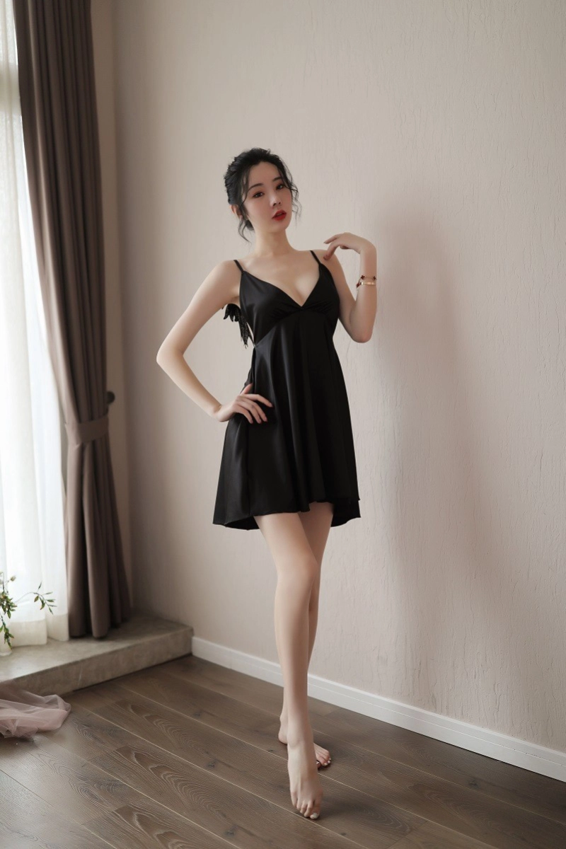 Alt:Private label pajama satin lace nightgown with elegant black finish