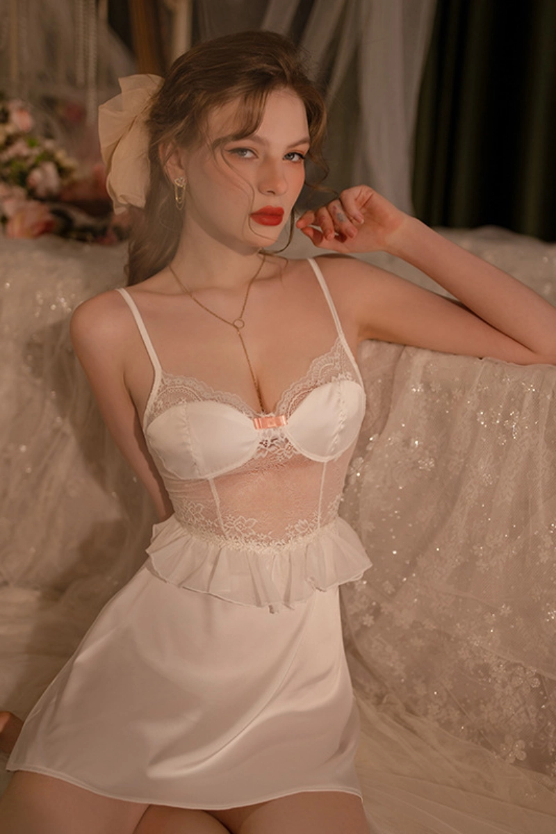 Alt：White b2b lace cuffs Pajamas with floral mesh corset and pleated trim