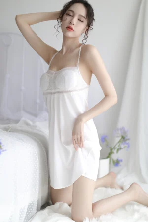 Alt Text：Ivory bulk vintage lace bodice Pajamas featuring lace and soft silk