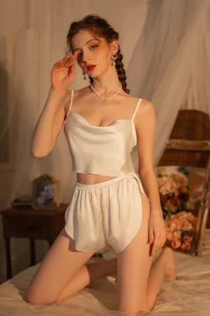 Alt：Custom lace Pajamas sleepwear in shiny white satin with elegant top