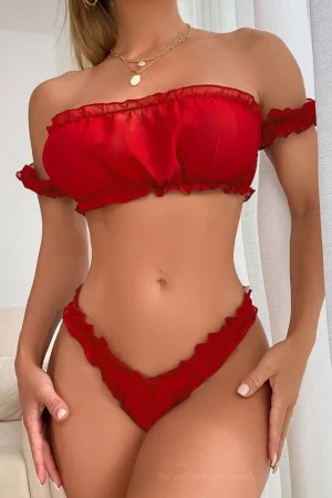 Alt Text：Woman dressed in bright red lace pajamas sleep set with bandeau top