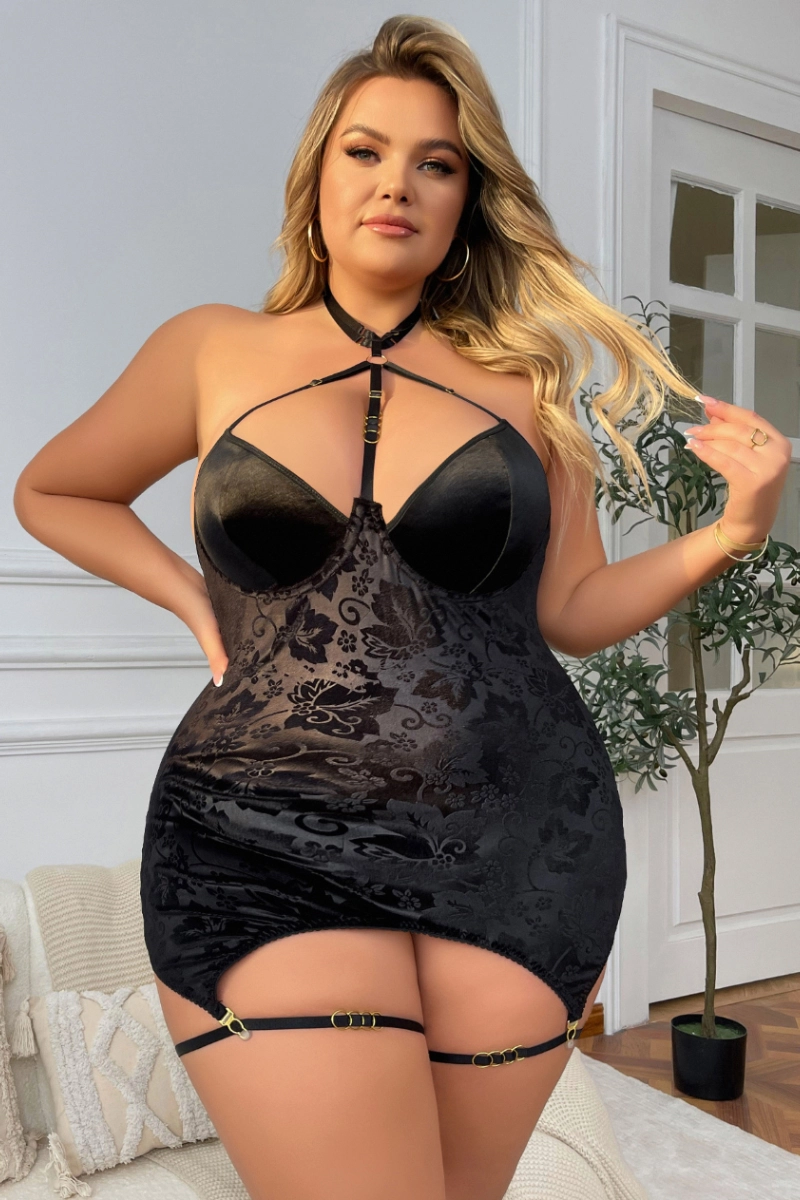 Alt Text:Front view of black floral b2b lace robe pajama set for curvy women