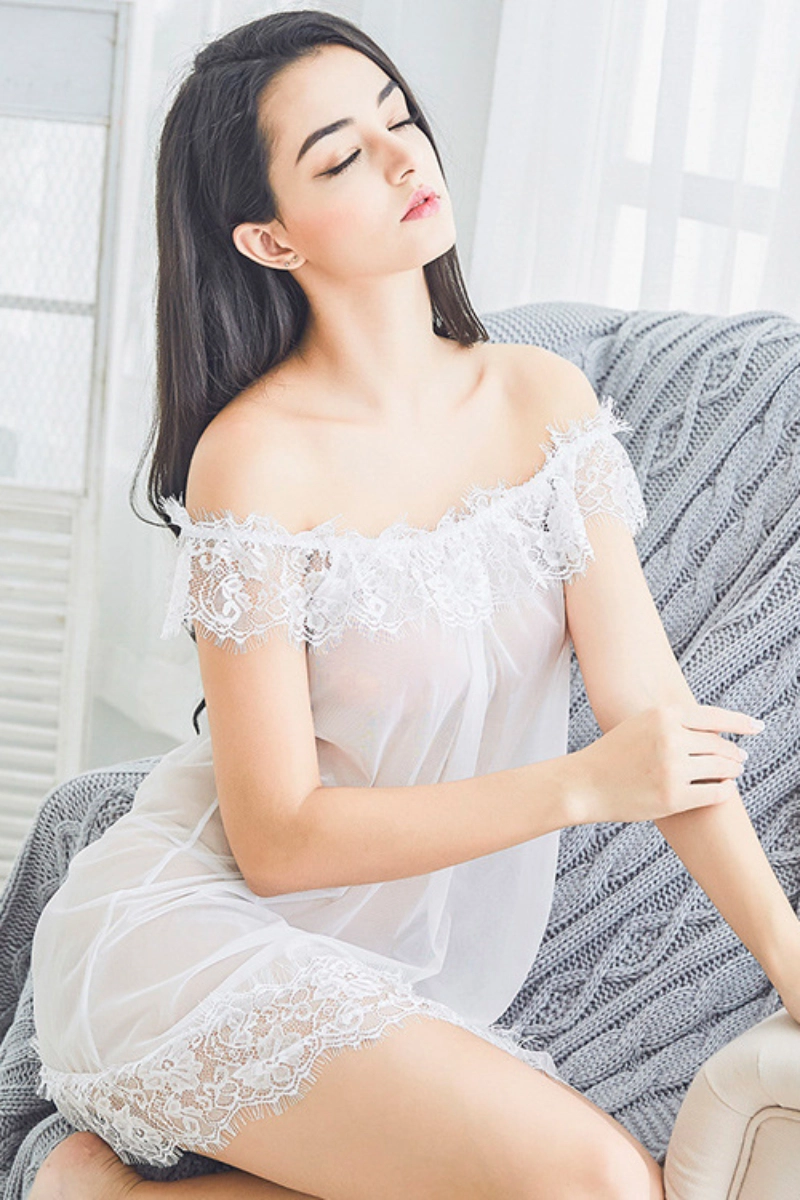 alt text：Model in white lace and silk pajamas with delicate lace frill