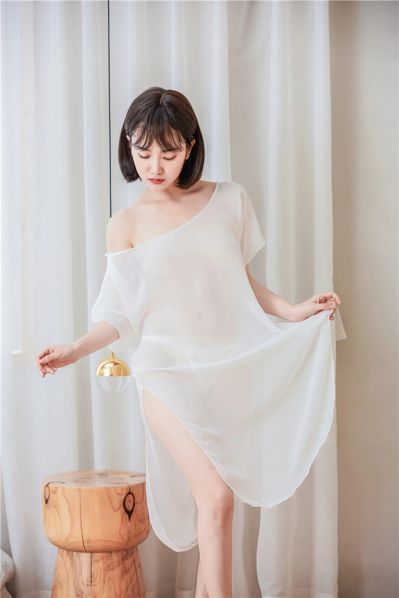 Alt：White off-shoulder long stretch lace pajamas with airy sheer design