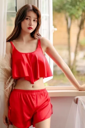 Alt Text：Bold red lace up pajamas with flared camisole and side slits