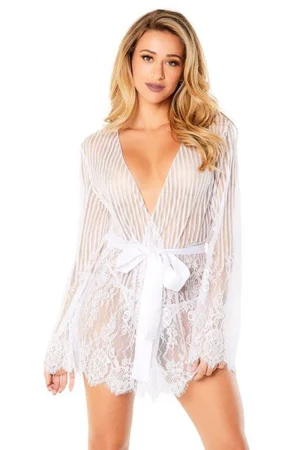 Alt Text：Front view of white lace cotton pajamas with satin ribbon